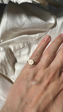 Load image into Gallery viewer, Vintage 9ct Rose Gold Signet Ring