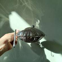Load image into Gallery viewer, Clam Shell  Dish
