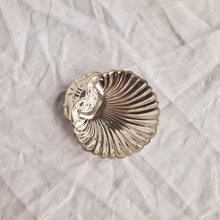 Load image into Gallery viewer, Small silver plated shell dish
