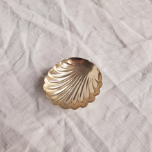 Load image into Gallery viewer, Small silver plated shell dish
