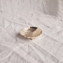 Load image into Gallery viewer, Small silver plated shell dish
