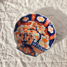 Load image into Gallery viewer, Porcelain oriental shell dish
