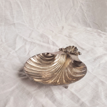 Load image into Gallery viewer, Silver plated shell dish
