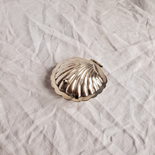 Load image into Gallery viewer, Silver plated clam shell dish
