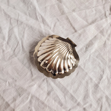 Load image into Gallery viewer, Silver plated clam shell dish
