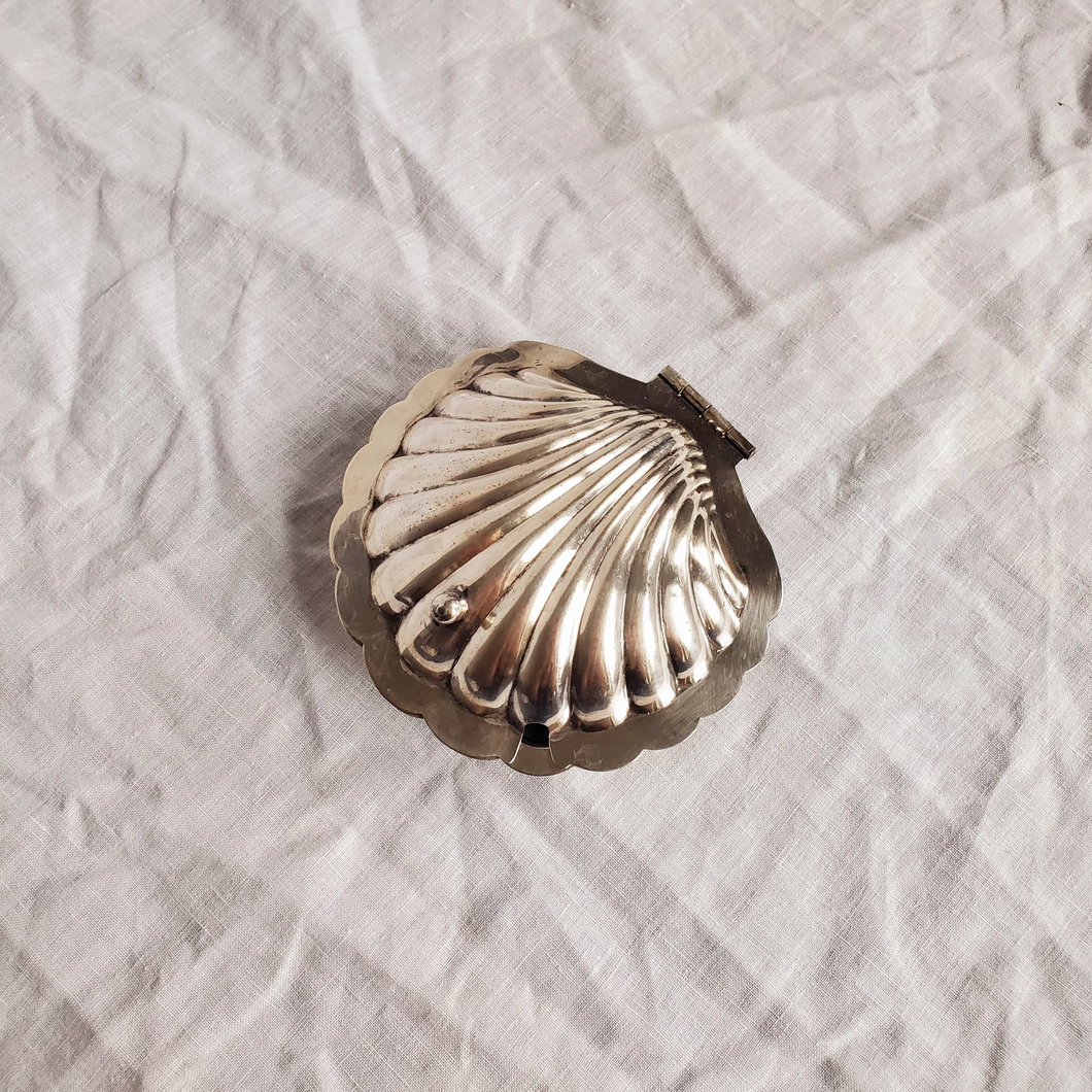 Silver plated clam shell dish