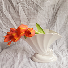 Load image into Gallery viewer, Ceramic shell vase
