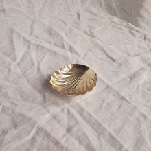 Load image into Gallery viewer, Small silver plated shell dish
