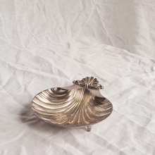 Load image into Gallery viewer, Silver plated shell dish
