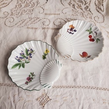 Load image into Gallery viewer, Vintage ceramic shell plates
