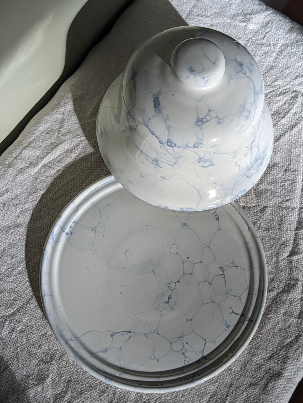 Ceramic marbled cheese dish