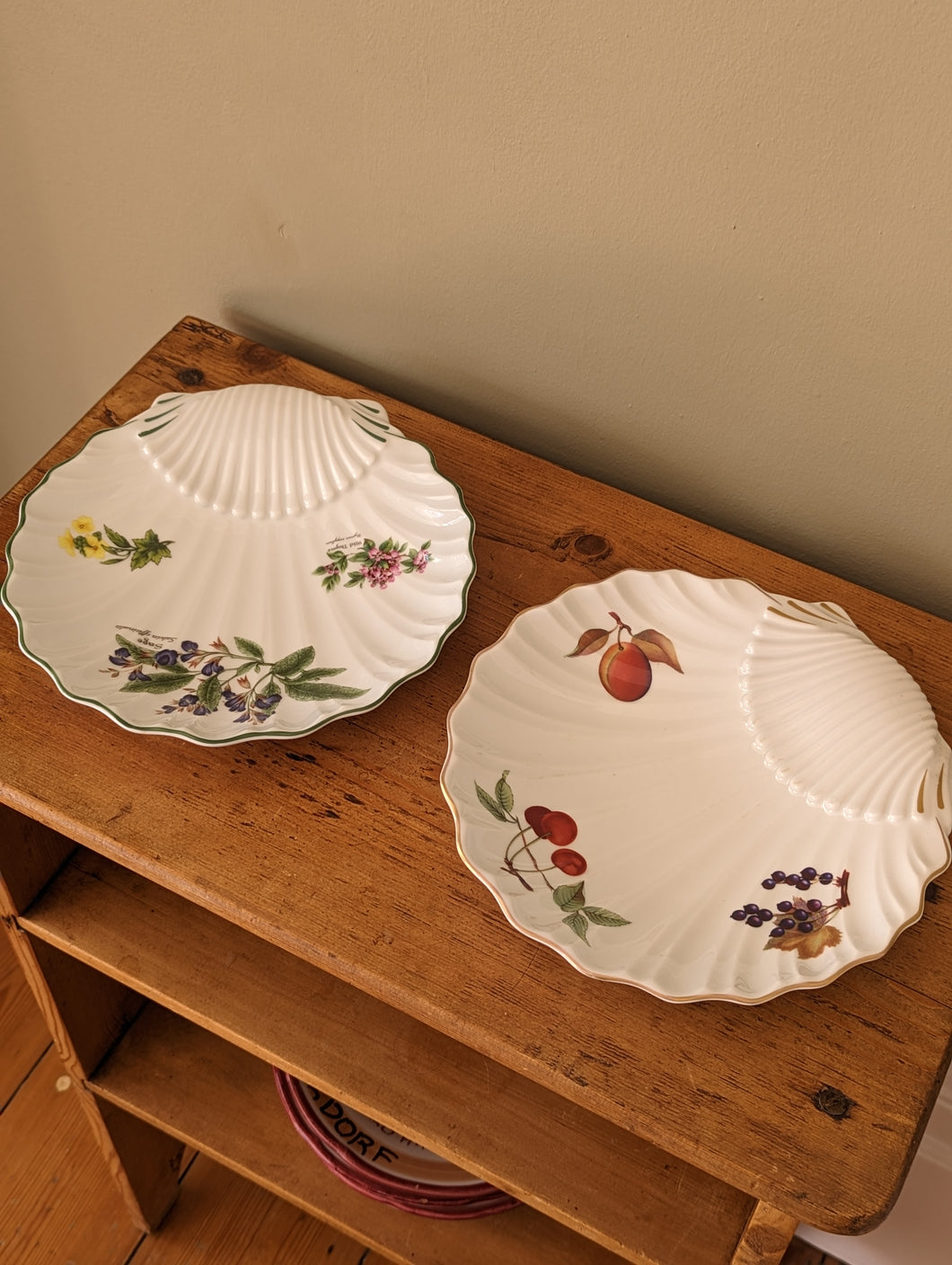 Set of two ceramic shell plates