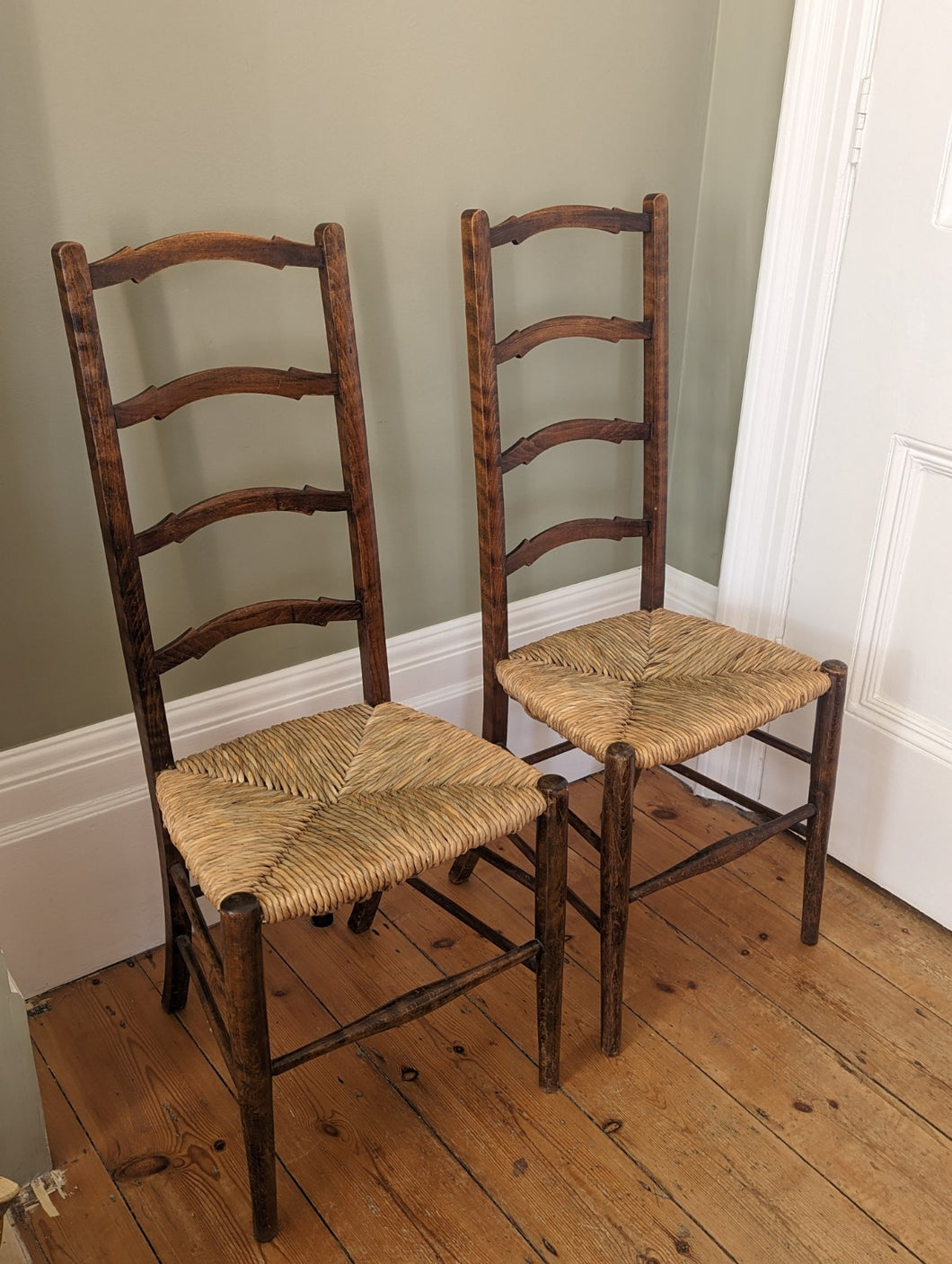 pair of Rustic Rush Seated Oak Ladder Back Dining Kitchen Chairs