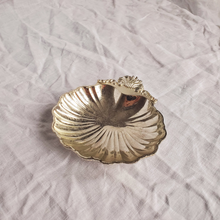 Load image into Gallery viewer, Silver plated shell dish
