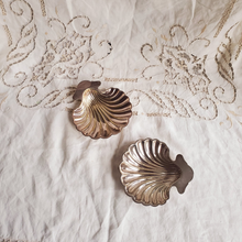 Load image into Gallery viewer, Pair of silver plated shell dish 
