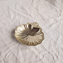 Load image into Gallery viewer, Silver plated shell dish
