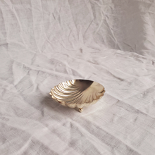 Load image into Gallery viewer, Small silver plated shell dish
