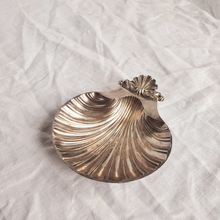 Load image into Gallery viewer, Silver plated shell dish
