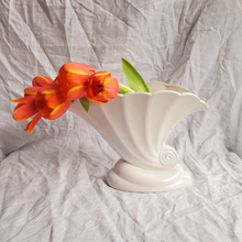 Load image into Gallery viewer, Ceramic shell vase
